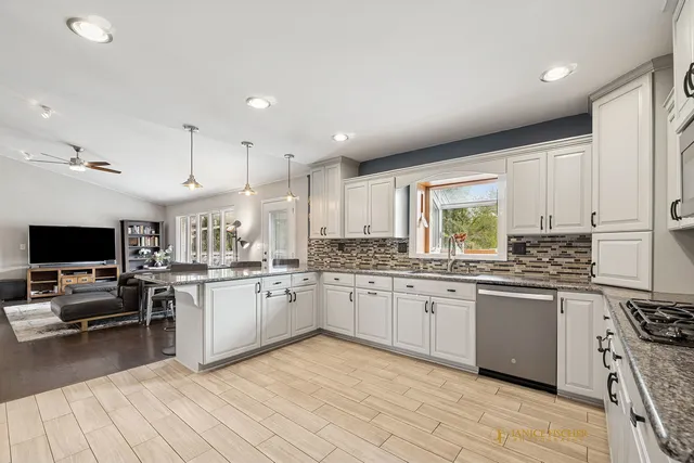 $570,000 | 2323 Aspen Drive, Johnsburg, IL 60051