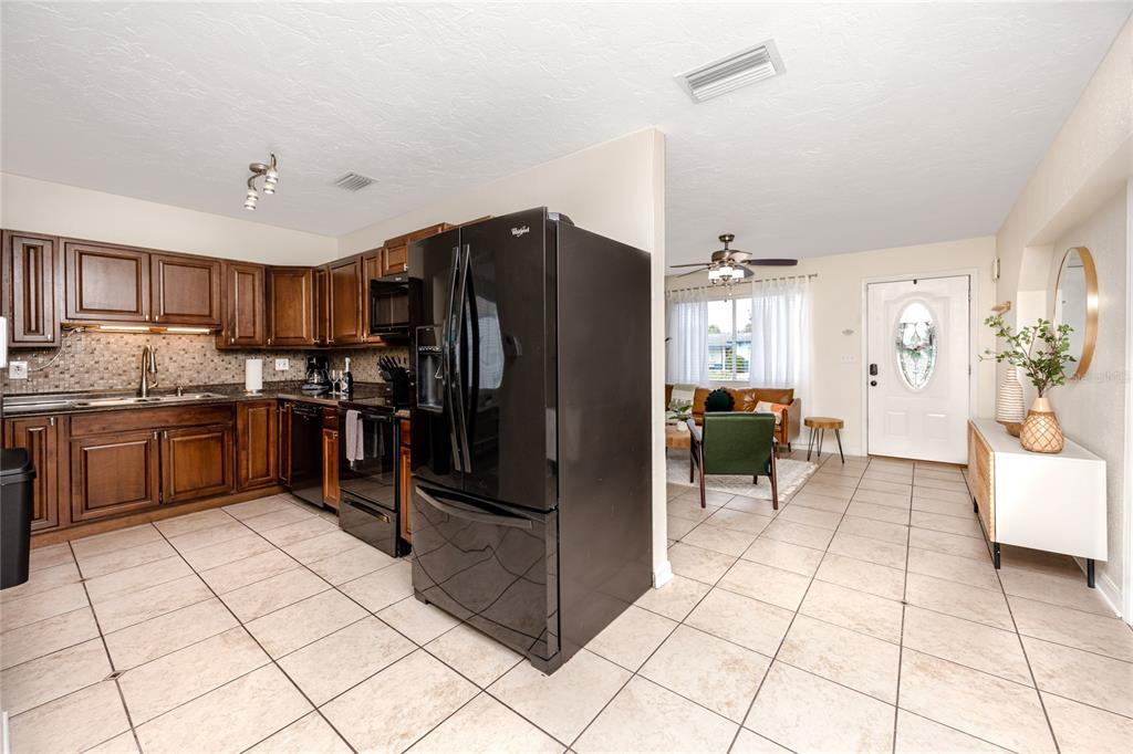 11254 116th Street Seminole, FL 33778 - Photo 7 of 36