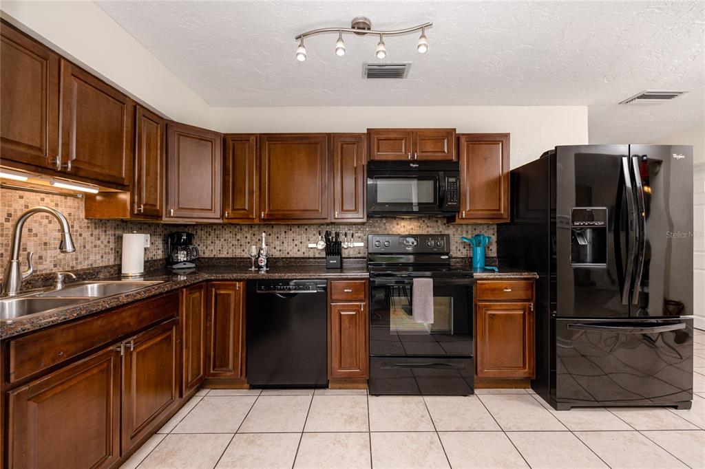 11254 116th Street Seminole, FL 33778 - Photo 8 of 36