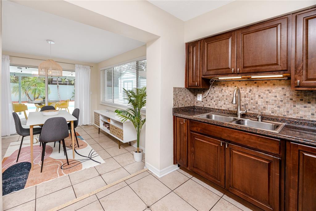 11254 116th Street Seminole, FL 33778 - Photo 9 of 36
