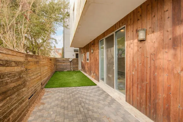 $3,000 | 3910 Austin Street, Houston, TX 77004