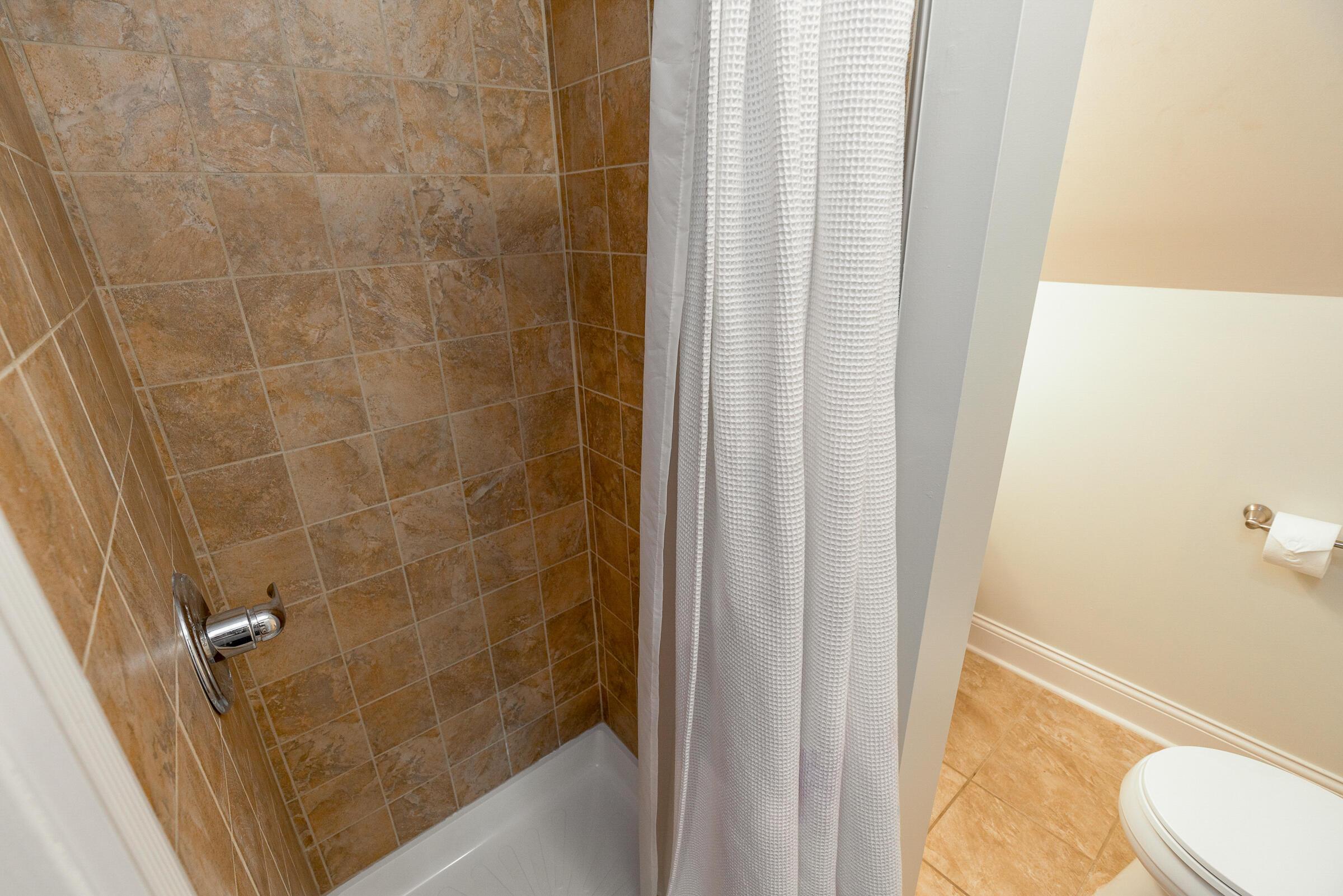 856 Neil Avenue Columbus, OH 43215 - Photo 32 of 42 3rd level full bathroom