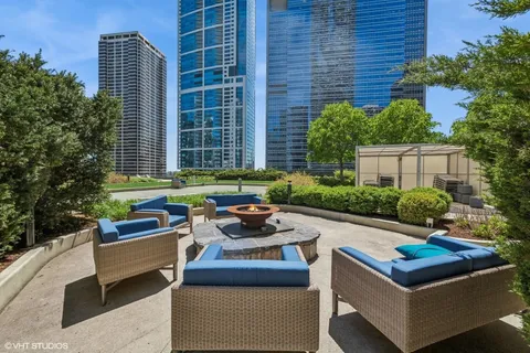 $2,319,000 | 194 North Park Drive, Chicago, IL 60601