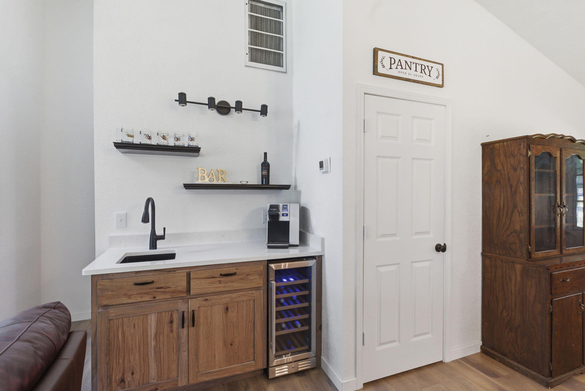 190 Spring Oak Way Merlin, OR 97532 - Photo 8 of 34 Wet Bar