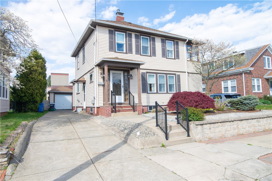 19 Calaman Road Cranston, RI 02910 - Photo 3 of 29