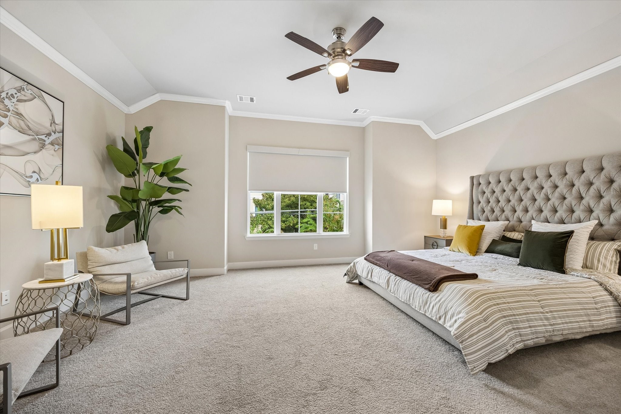 809 Malone Street Houston, TX 77007 - Photo 21 of 26 Serene primary bedroom with abundant natural light and generous proportions.