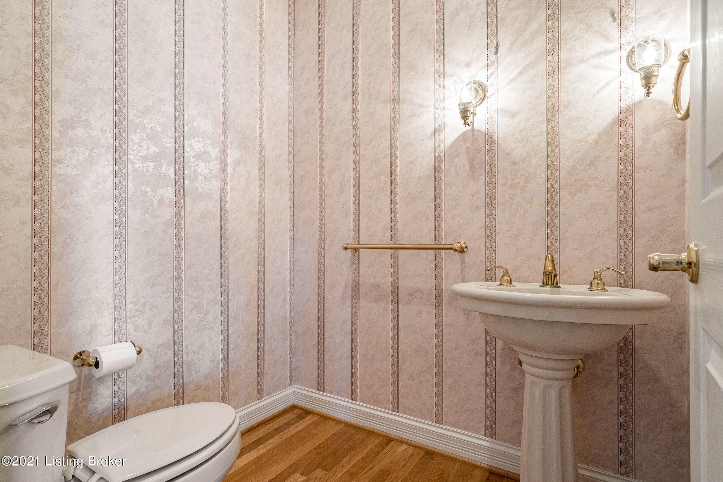 15301 Deer Run Road Louisville, KY 40299 - Photo 48 of 95 Guest Powder Room