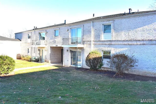 $152,900 | 4366 Chateau De Ville Drive, Unit E, St. Louis, MO 63129