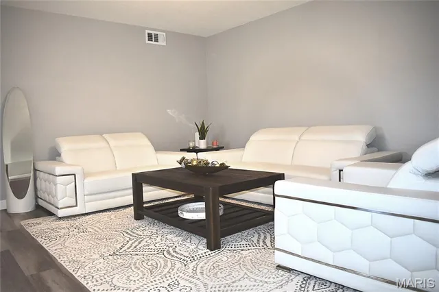 $152,900 | 4366 Chateau De Ville Drive, Unit E, St. Louis, MO 63129
