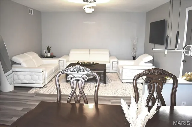 $152,900 | 4366 Chateau De Ville Drive, Unit E, St. Louis, MO 63129