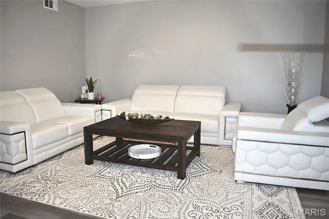 $152,900 | 4366 Chateau De Ville Drive, Unit E, St. Louis, MO 63129