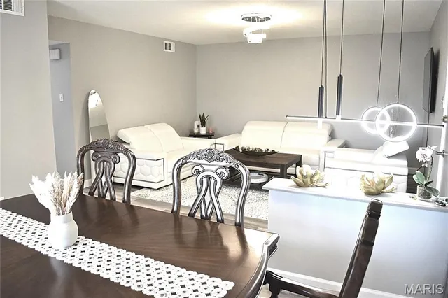 $152,900 | 4366 Chateau De Ville Drive, Unit E, St. Louis, MO 63129