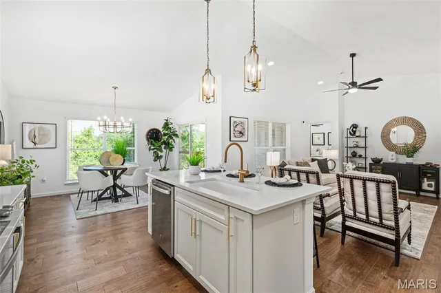 $291,900 | 2 Aspen Ii At River Bluffs Manors, Florissant, MO 63031