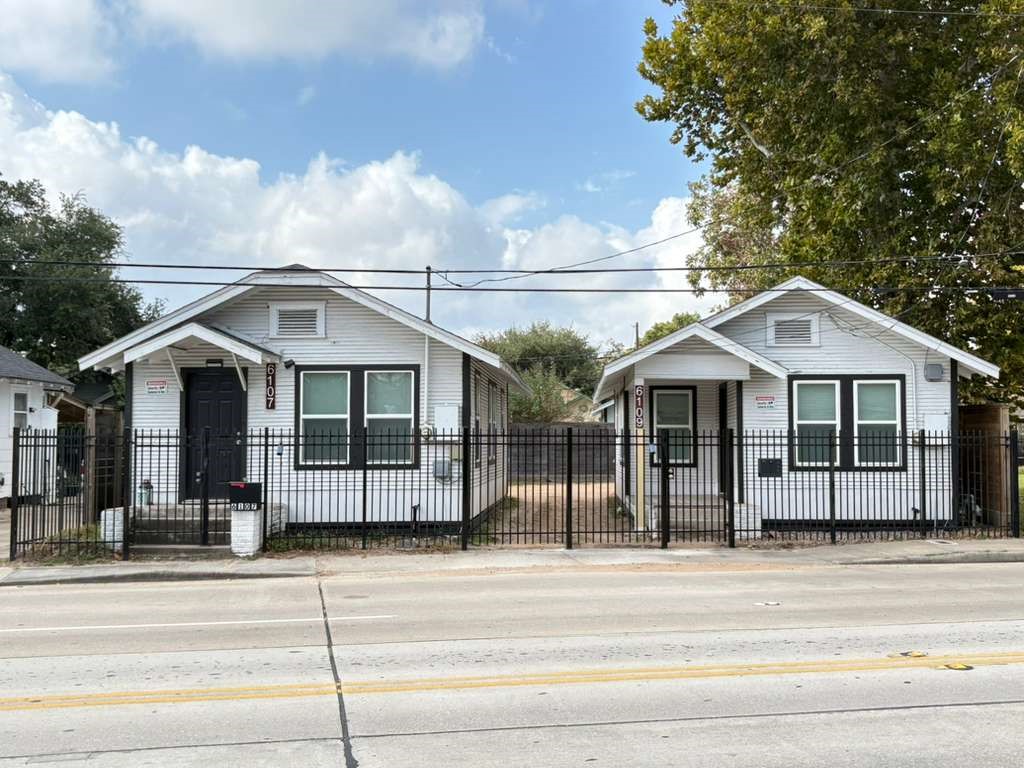 6109 North Main Street Houston, TX 77008 - Photo 1 of 16 a front view of a house with a garden