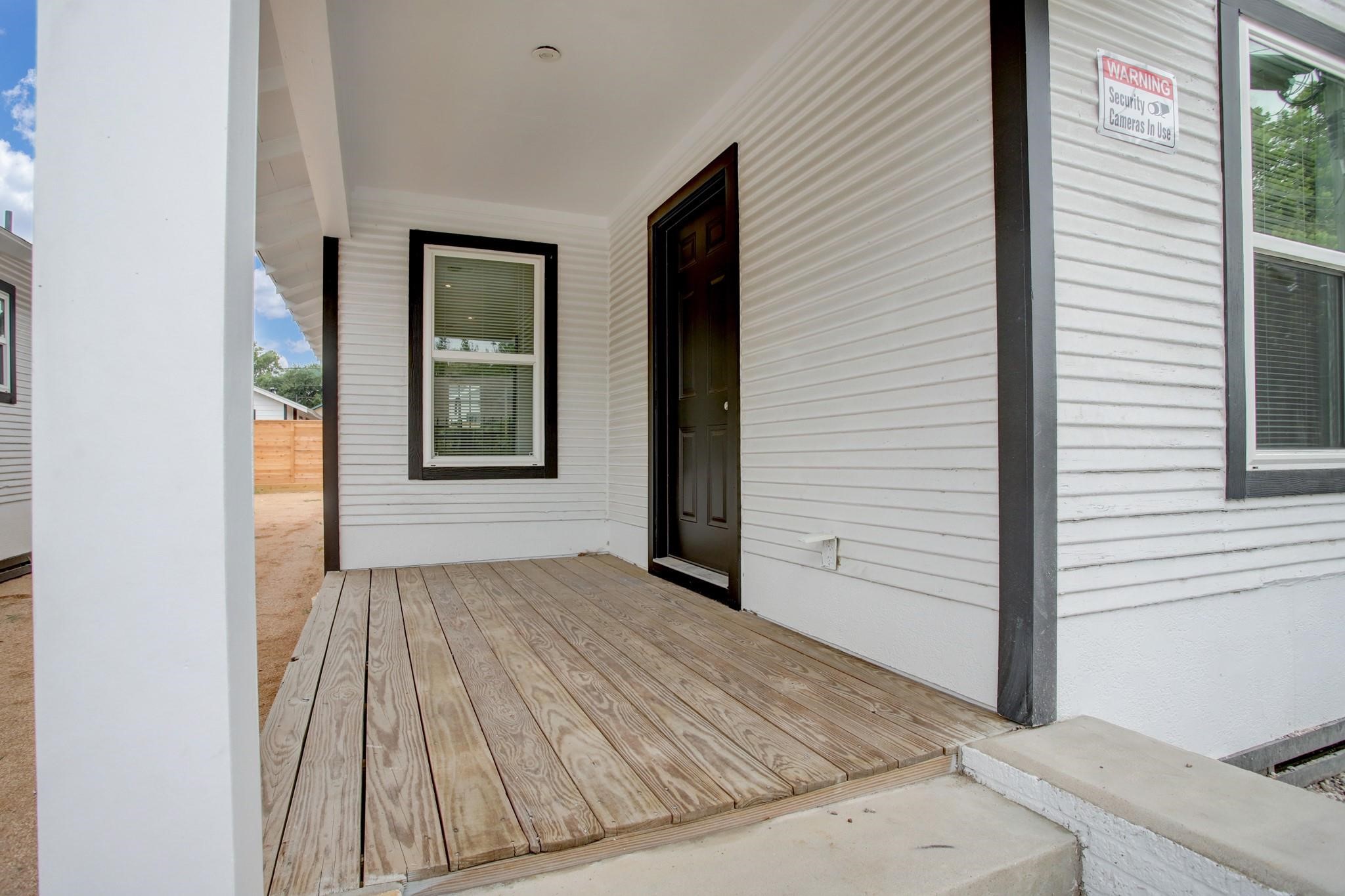 6109 North Main Street Houston, TX 77008 - Photo 3 of 16 a view of a backyard of a house