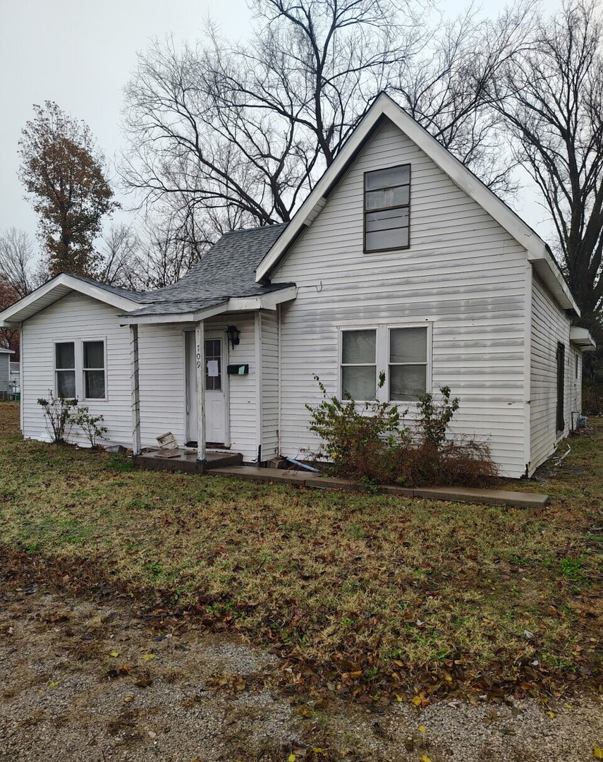 709 East Morton Street Sparta, IL 62286 - Photo 2 of 2 a view of a house with a yard