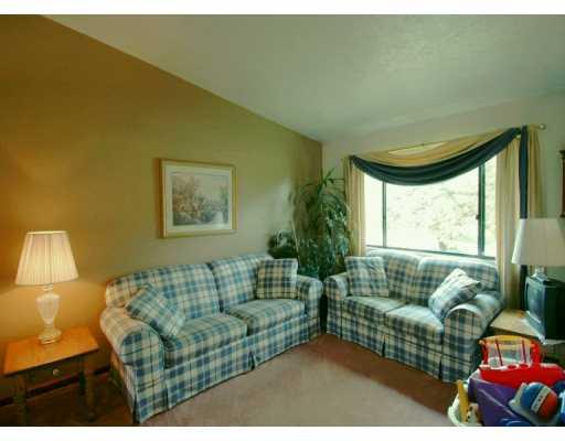 117 Raleigh Court Gibsonia, PA 15044 - Photo 2 of 8 Living Room.