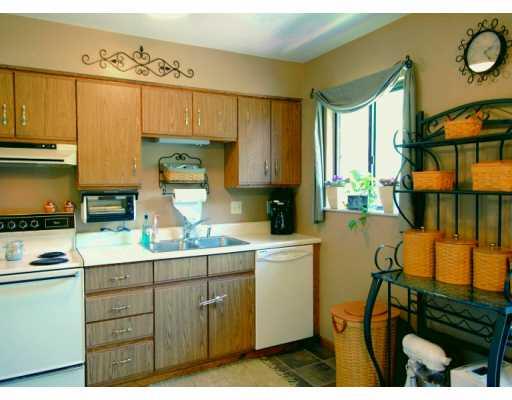 117 Raleigh Court Gibsonia, PA 15044 - Photo 3 of 8 Kitchen.