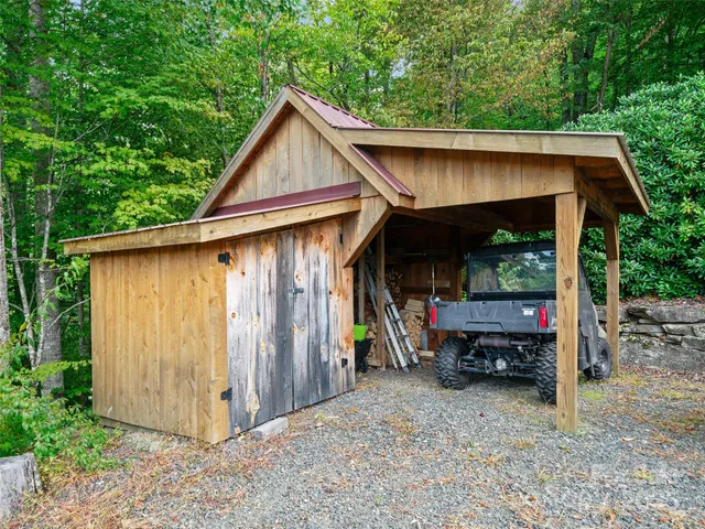 a view of back yard of the house