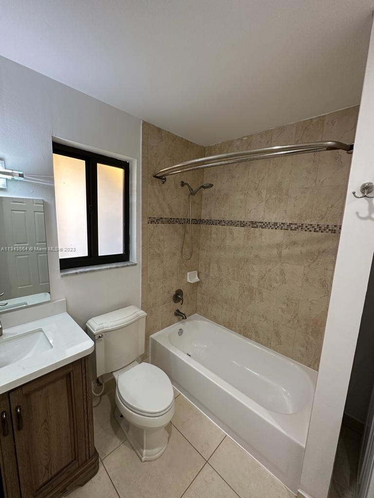 Snapper Creek Townhouses Miami, FL 33173 - Photo 14 of 22 a bathroom with a toilet a sink and bathtub