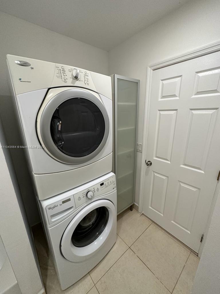 Snapper Creek Townhouses Miami, FL 33173 - Photo 15 of 22 a utility room with dryer and washer