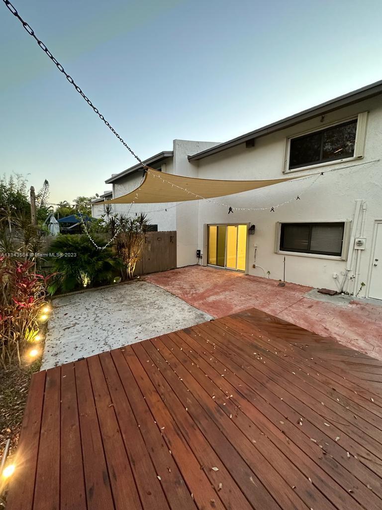 Snapper Creek Townhouses Miami, FL 33173 - Photo 18 of 22 a front view of a house with garden