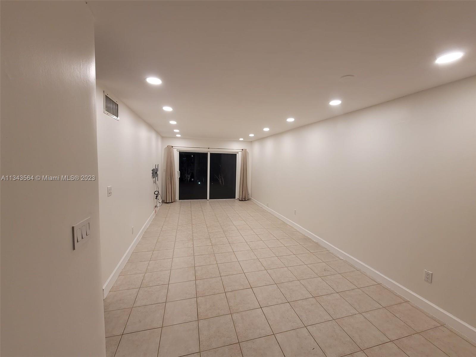 Snapper Creek Townhouses Miami, FL 33173 - Photo 4 of 22 a view of an empty room