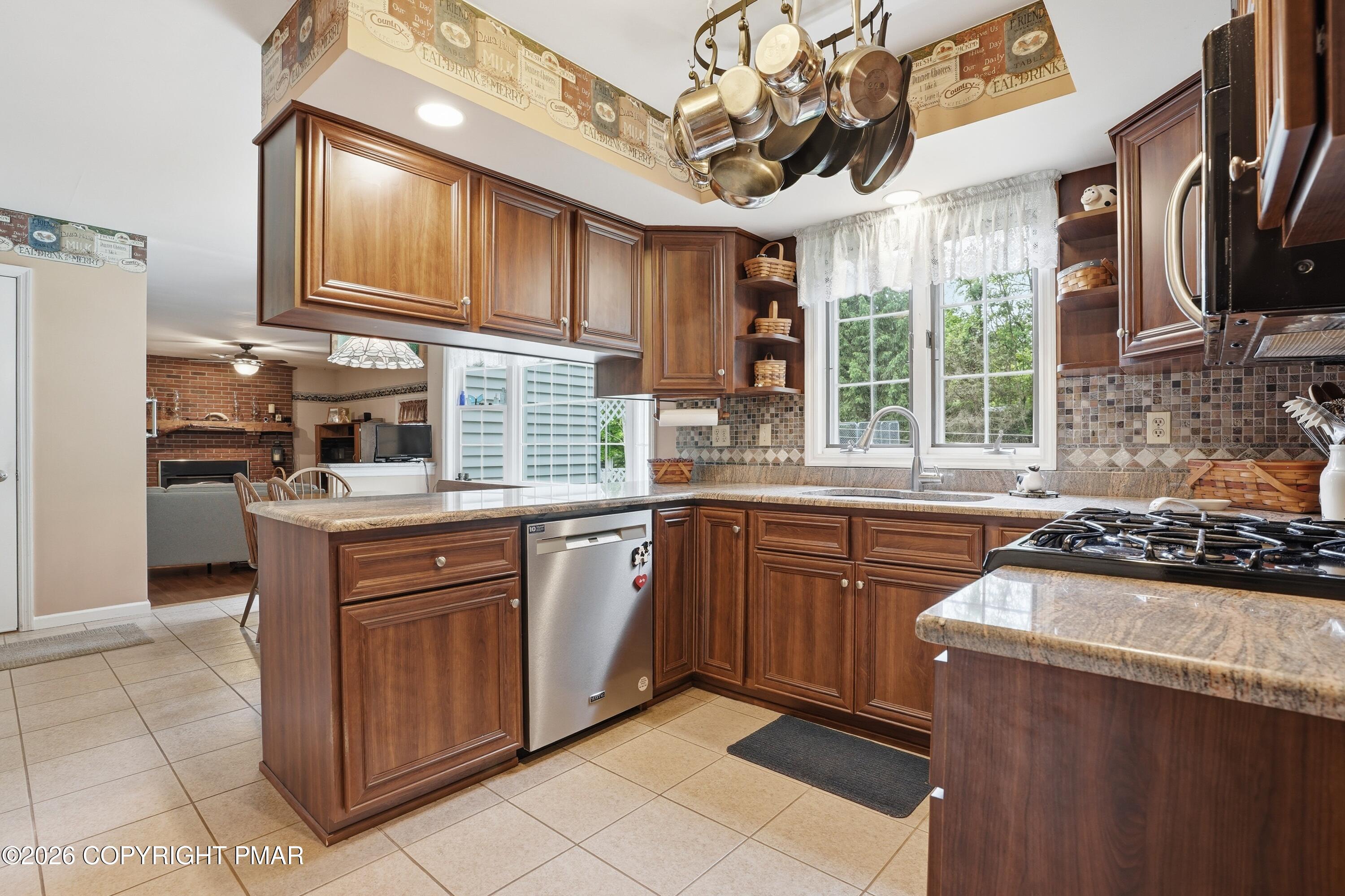 14 Minsi Road Delaware Water Gap, PA 18327 - Photo 12 of 75 4 Kitchen (2)