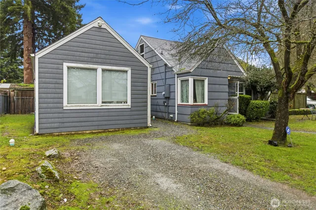a view of a house with a yard