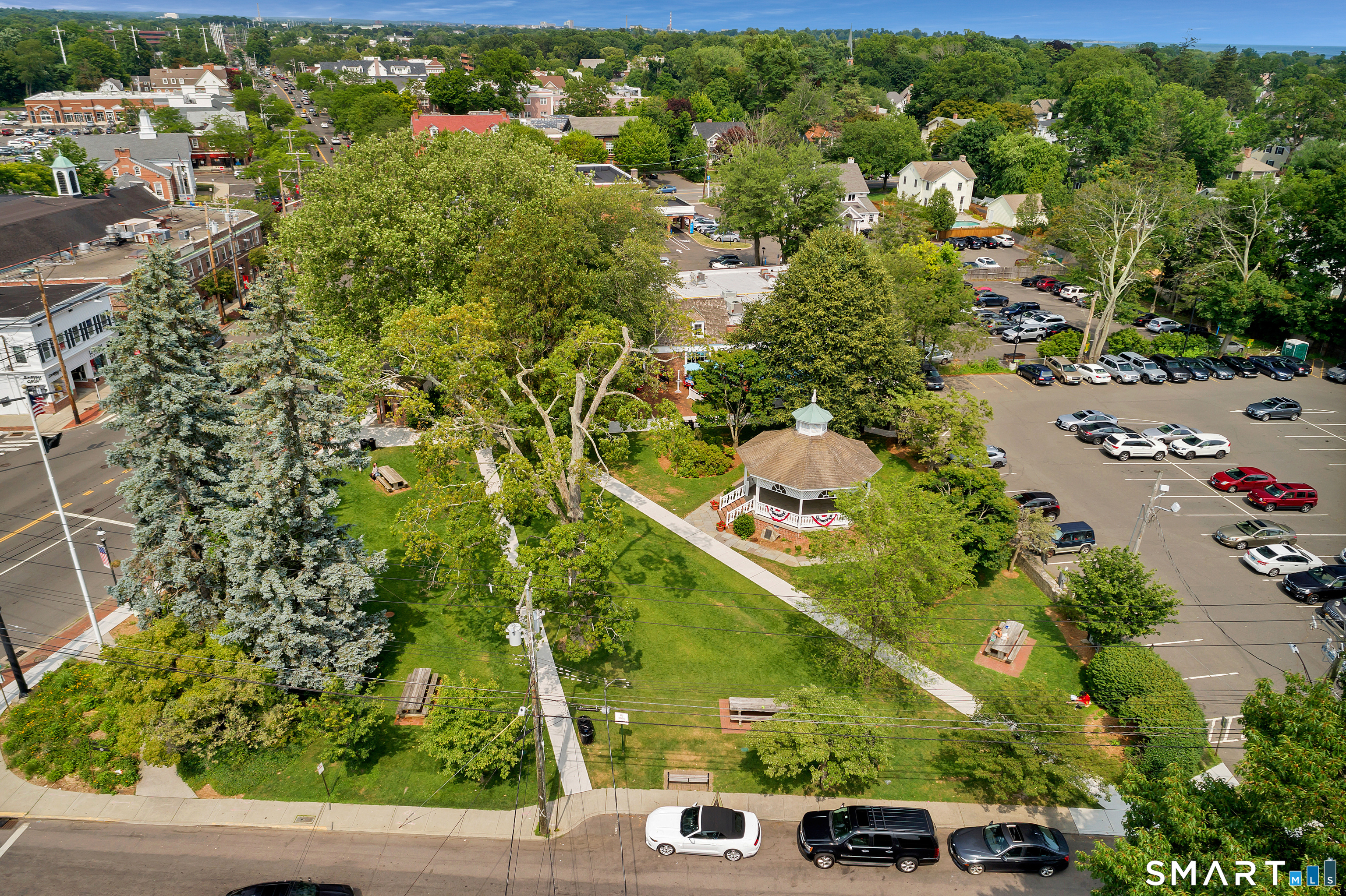 131 Beach Road, Unit 202 Fairfield, CT 06824 - Photo 30 of 32 an aerial view of a yard with a tree