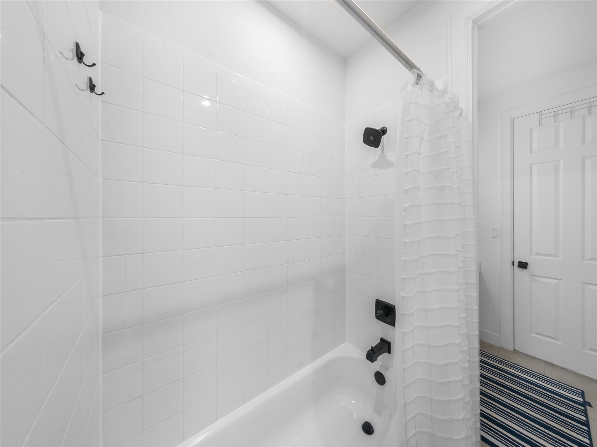 20811 Phebe Foster Street Manor, TX 78653 - Photo 26 of 40 Full bathroom featuring shower / tub combo with curtain