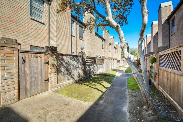 $175,000 | 9850 Pagewood Lane, Unit 1806, Houston, TX 77063