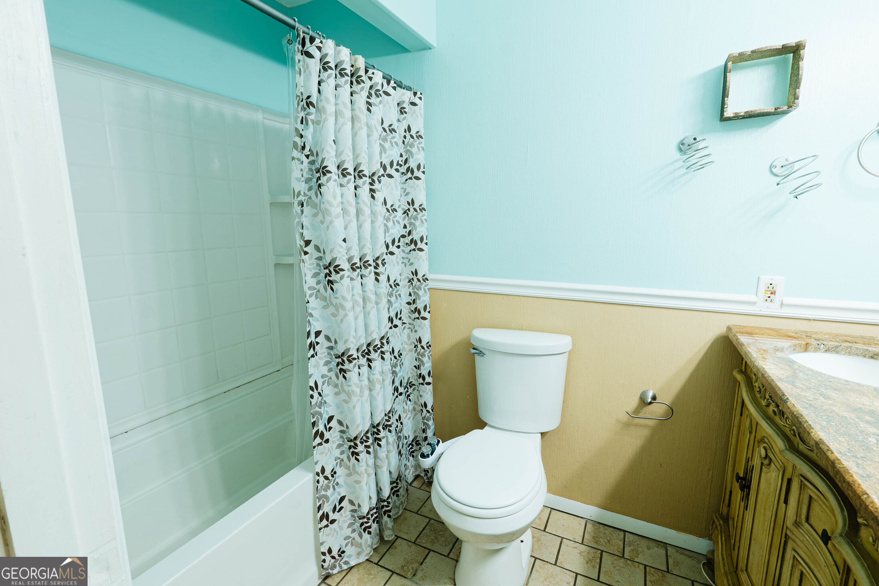 139 Cords Bridge Road Northeast Milledgeville, GA 31061 - Photo 18 of 35 a bathroom with a toilet and shower