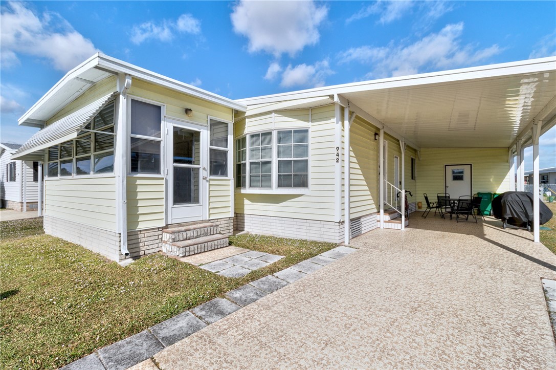 942 Wren Circle Sebastian, FL 32976 - Photo 2 of 32