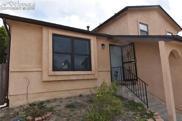 a view of house with backyard
