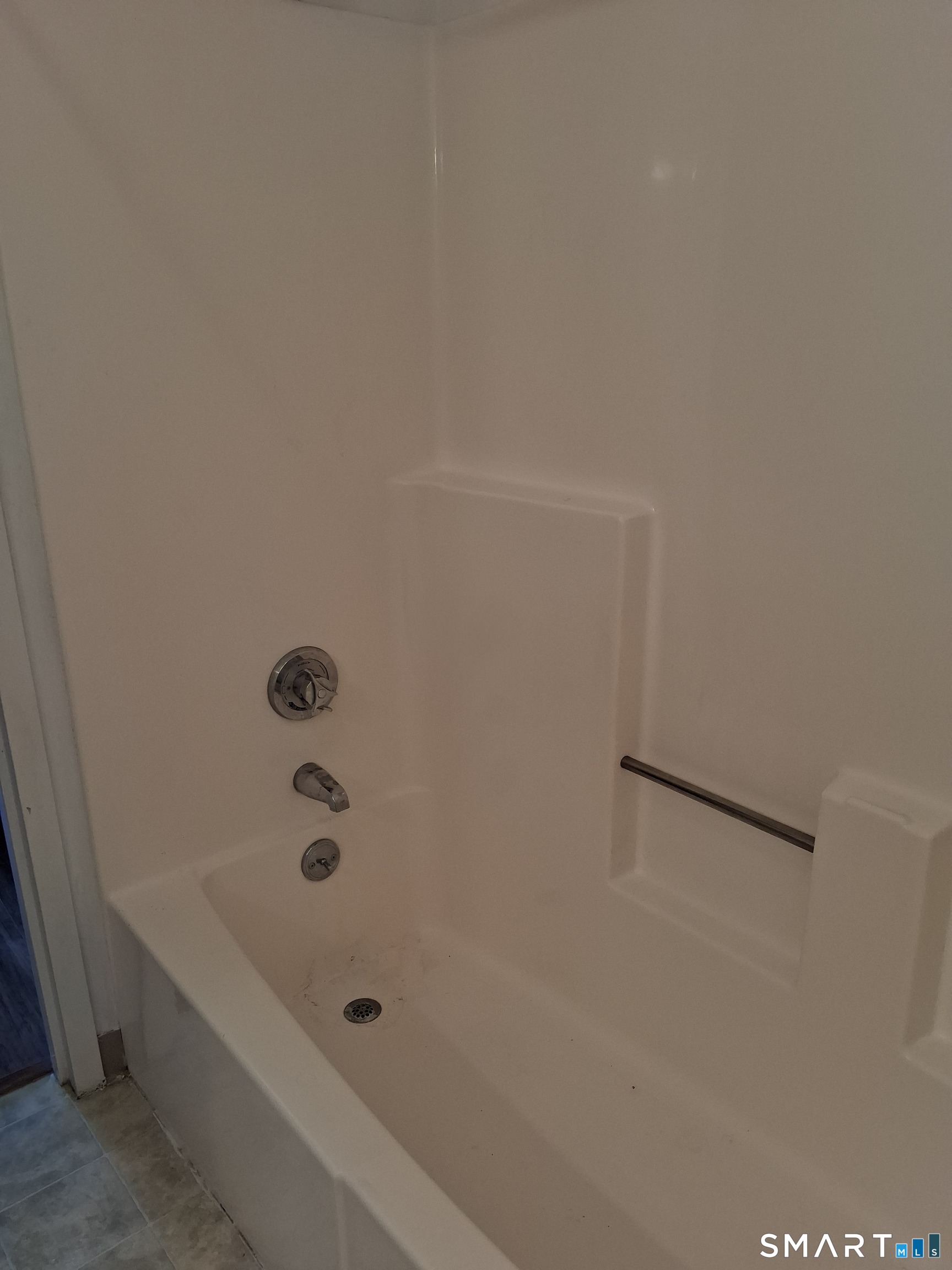 75 Washington Avenue, Unit 2402 Hamden, CT 06518 - Photo 9 of 11 a bathroom with a bathtub
