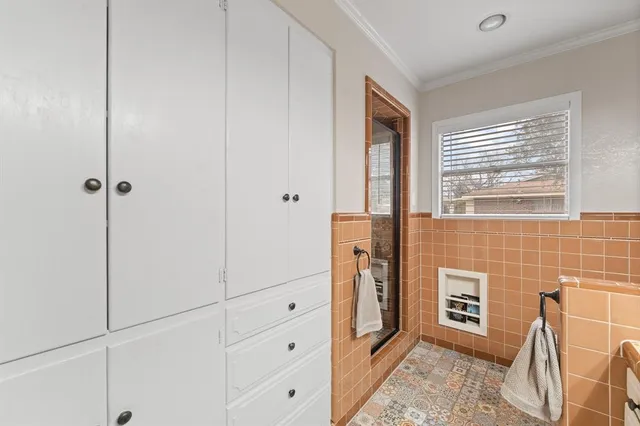 a view of a livingroom with closet