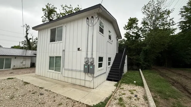 a view of a house with backyard