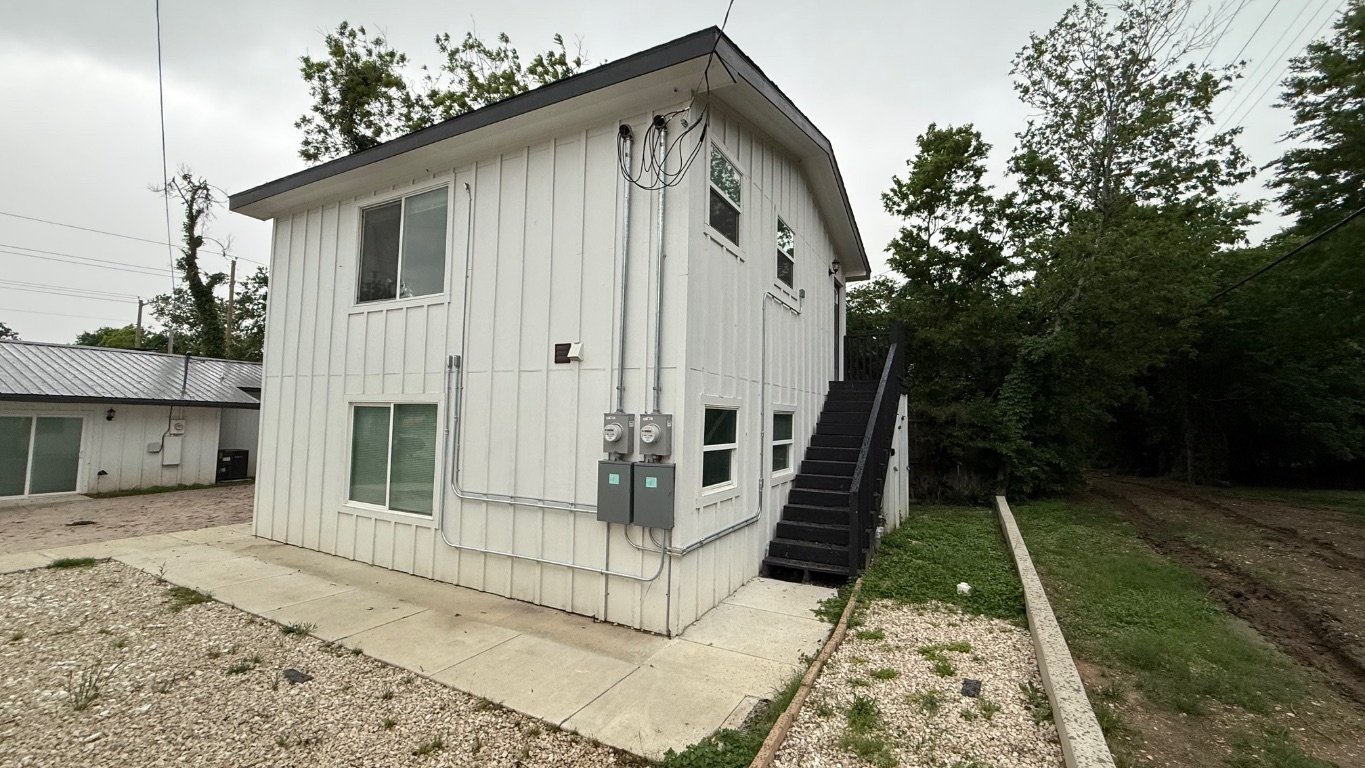 a view of a house with backyard