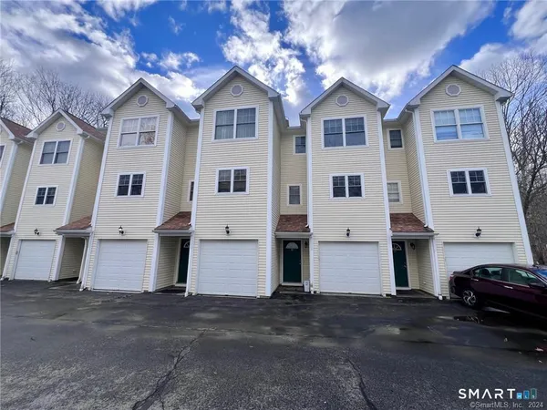 $1,850 | 527 West Thames Street, Unit 10, Norwich, CT 06360
