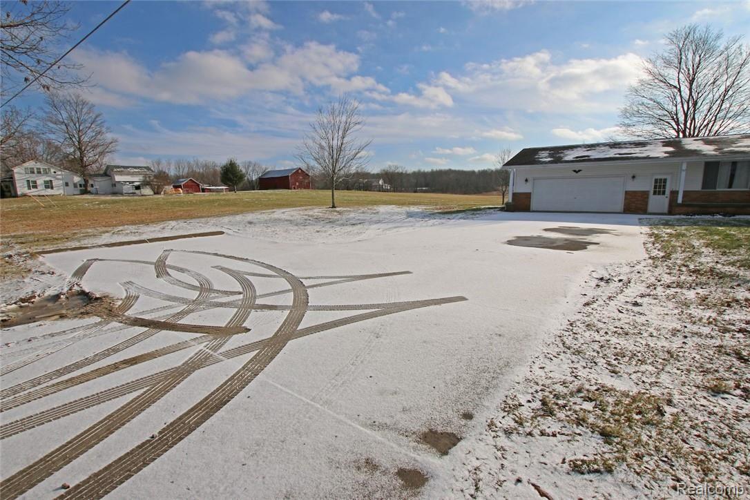 12254 Hill Road Goodrich, MI 48438 - Photo 35 of 52 35) Driveway.jpg
