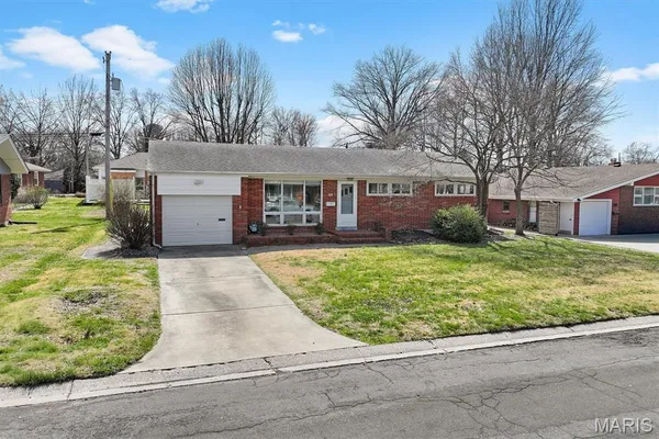 $249,000 | 628 Roanoke Drive, Edwardsville, IL 62025