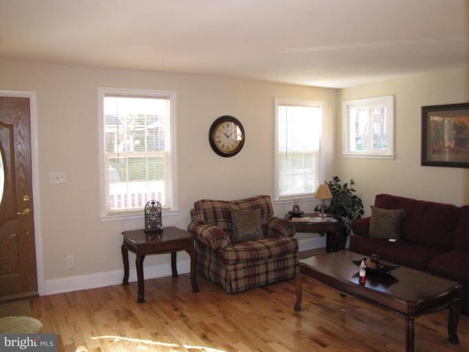 5152 Stafford Road Baltimore, MD 21229 - Photo 22 of 22 a living room with furniture and a window