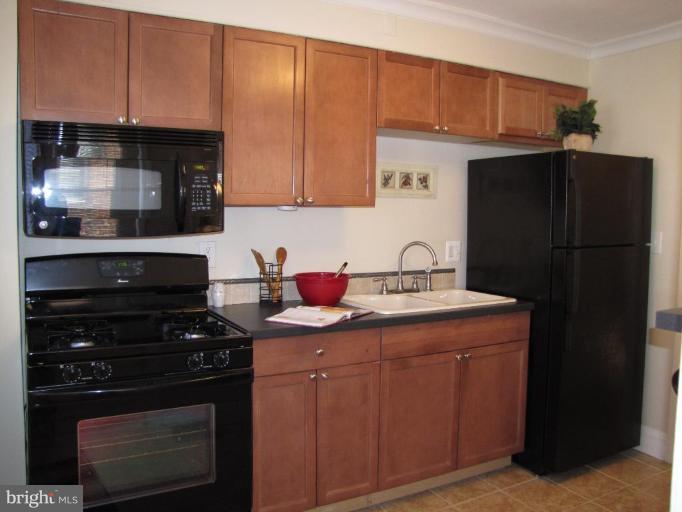 5152 Stafford Road Baltimore, MD 21229 - Photo 7 of 22 a kitchen with a sink and a stove