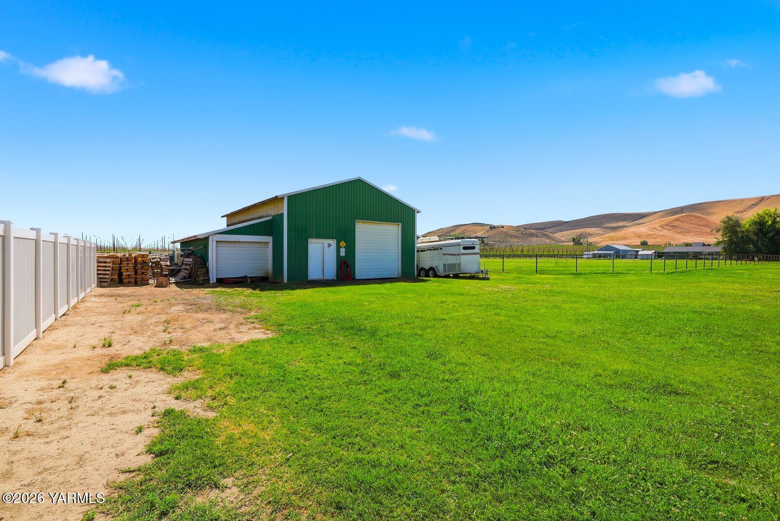 5005 Gamache Road Moxee, WA 98936 - Photo 13 of 48 11 - Barn&TacRoom