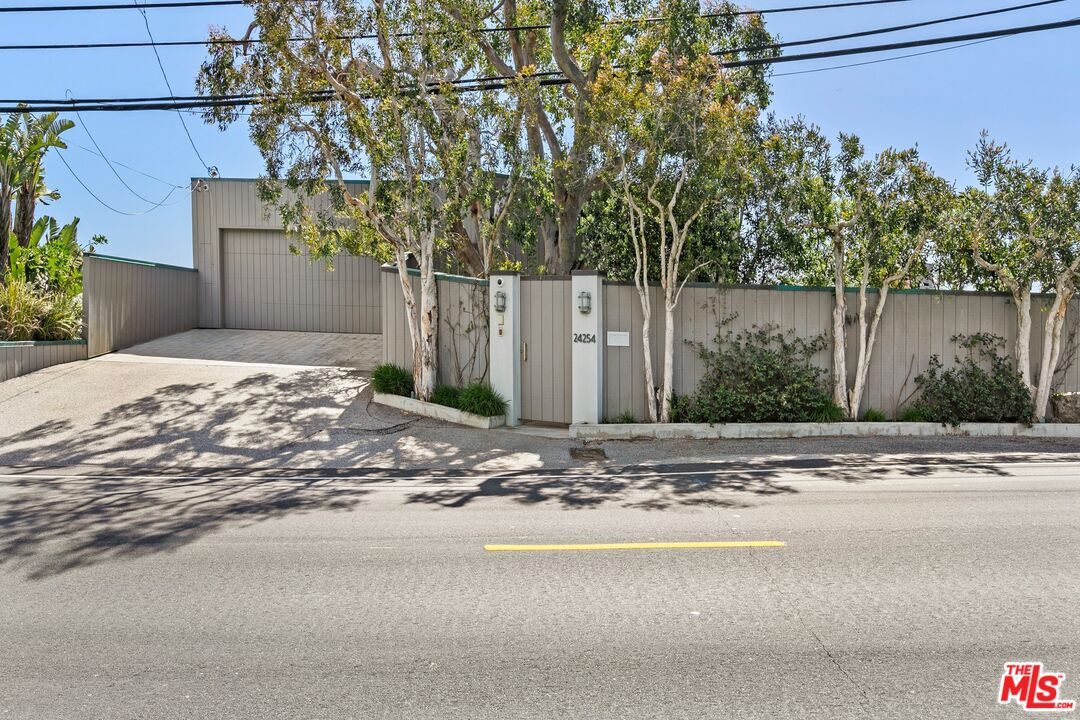 24254 Malibu Road Malibu, CA 90265 - Photo 23 of 26 a backyard of a house