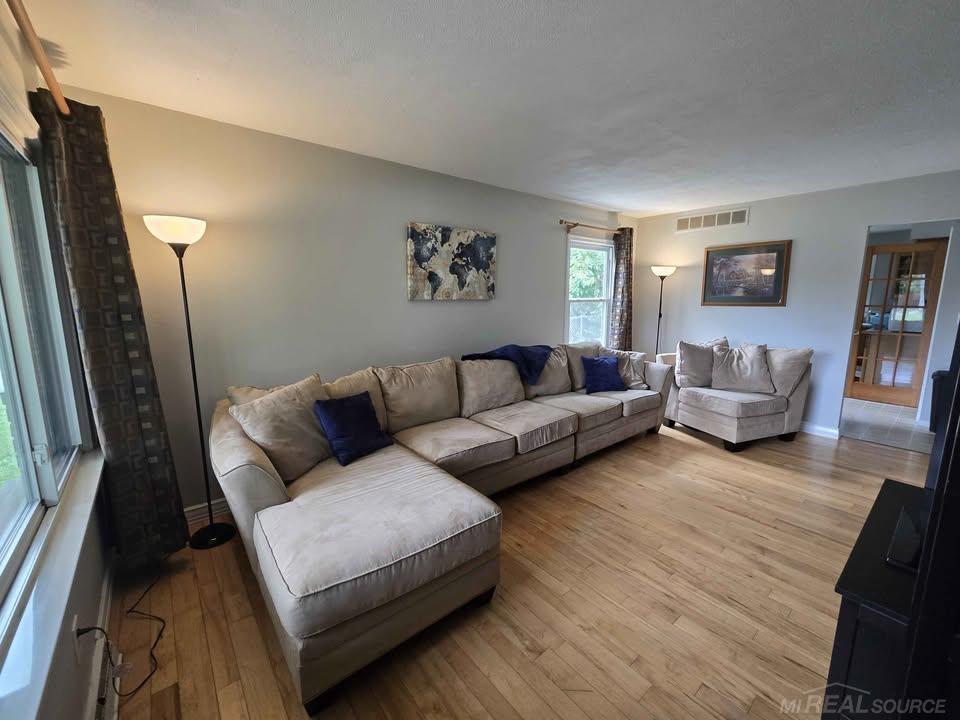 550 Brookside Road Ypsilanti, MI 48197 - Photo 5 of 22 50184327-9d713f16-7ce9-4814-9e2a-9bdb0d4af56a.JPG
