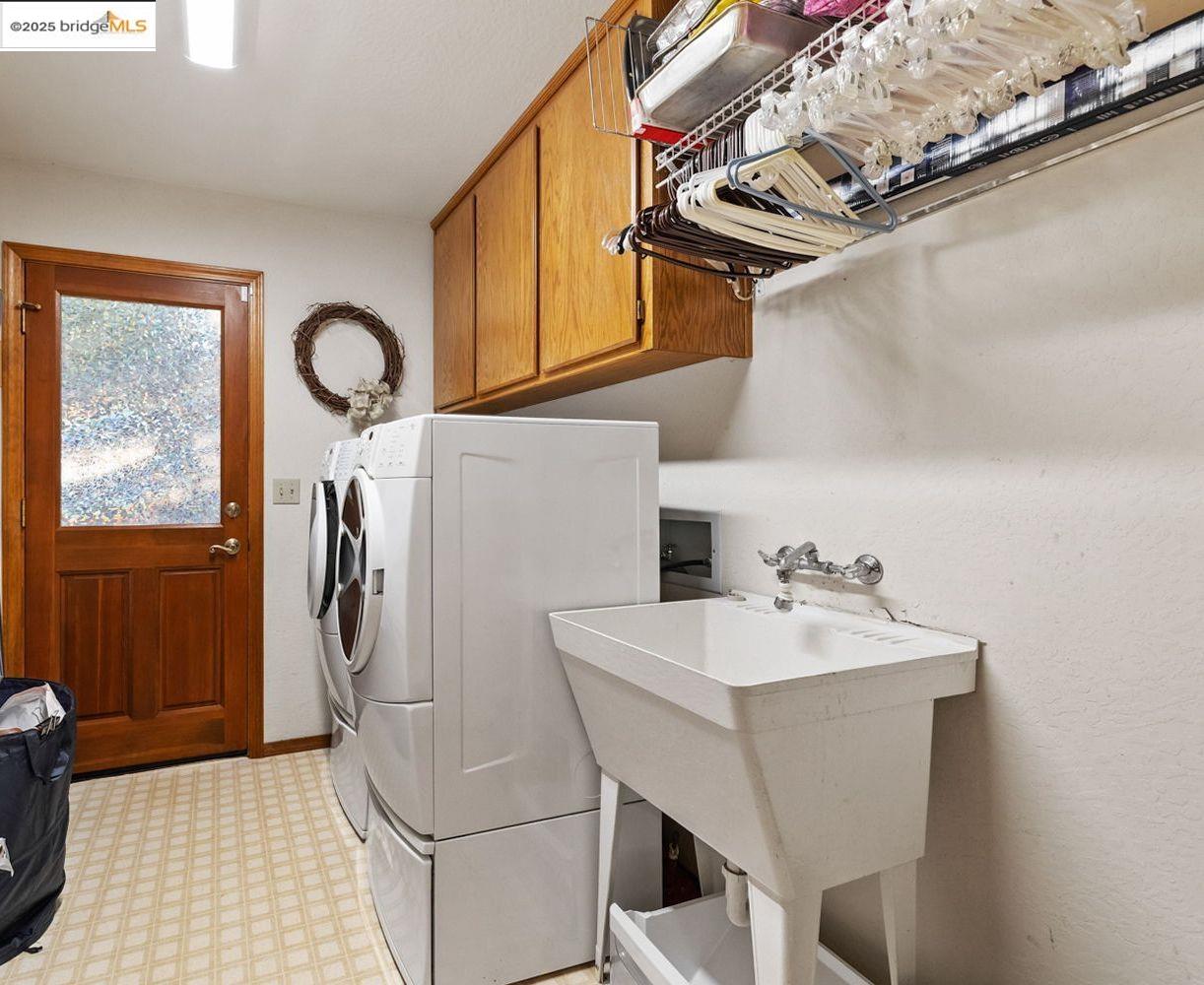 24181 Awahanee Road Sonora, CA 95370 - Photo 35 of 48 a kitchen with stainless steel appliances a stove a refrigerator and cabinets