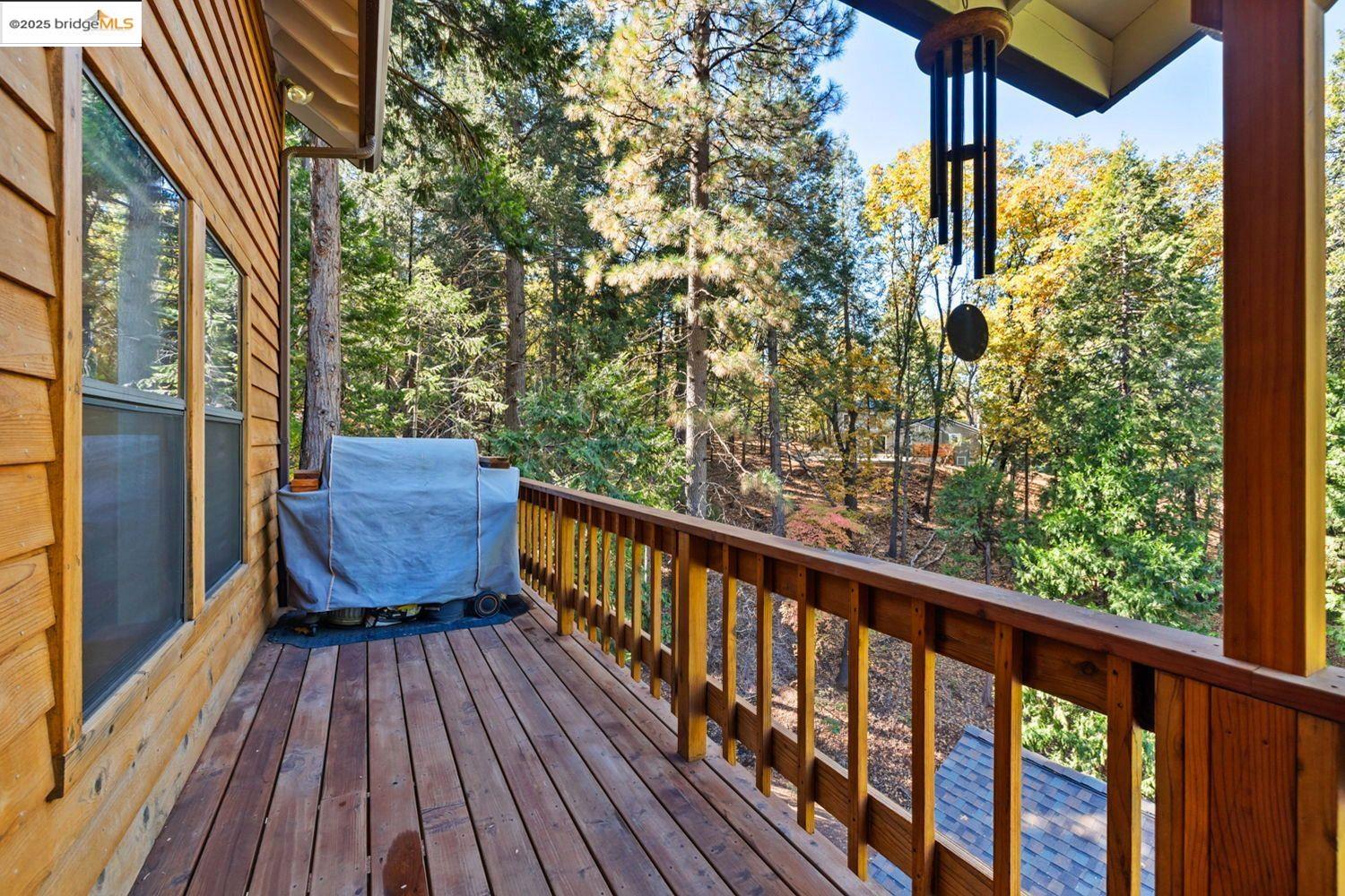 24181 Awahanee Road Sonora, CA 95370 - Photo 38 of 48 a view of balcony with wooden floor and seating space