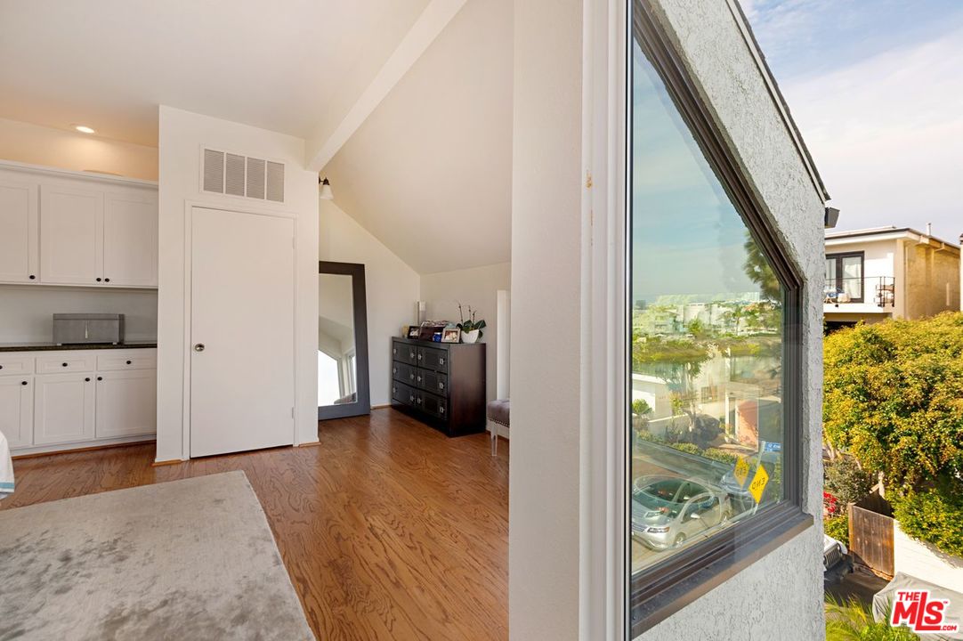 30 Quarterdeck Street, Unit 2 Marina del Rey, CA 90292 - Photo 8 of 29